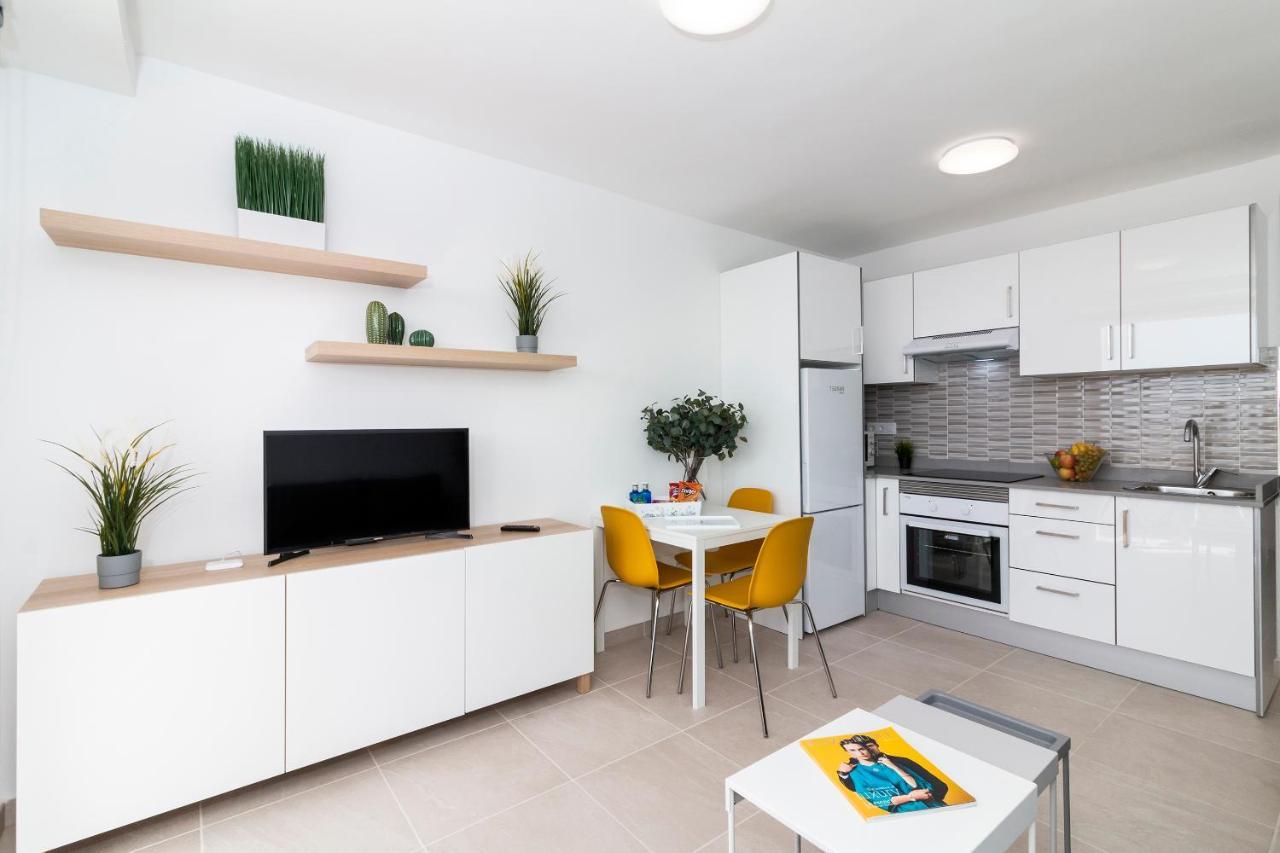 Homeforguest Modern And Recently Renovated Apartment In Arona Arona  Zewnętrze zdjęcie