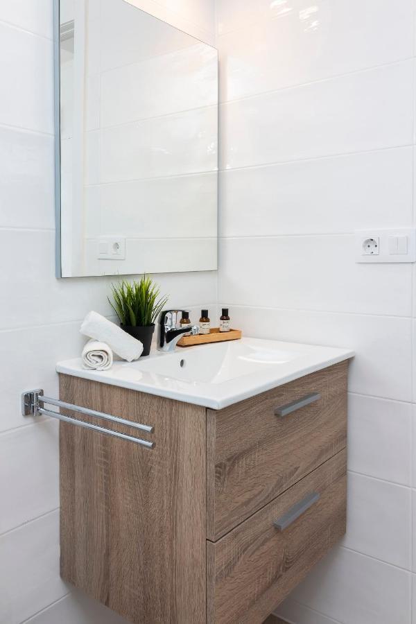Homeforguest Modern And Recently Renovated Apartment In Arona Arona  Zewnętrze zdjęcie