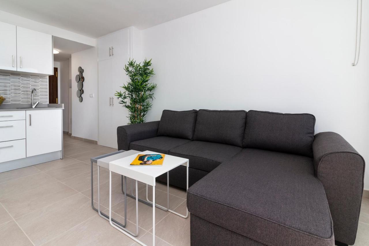 Homeforguest Modern And Recently Renovated Apartment In Arona Arona  Zewnętrze zdjęcie
