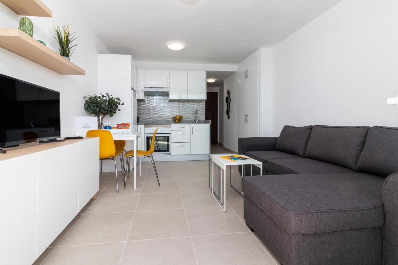 Homeforguest Modern And Recently Renovated Apartment In Arona Arona  Zewnętrze zdjęcie